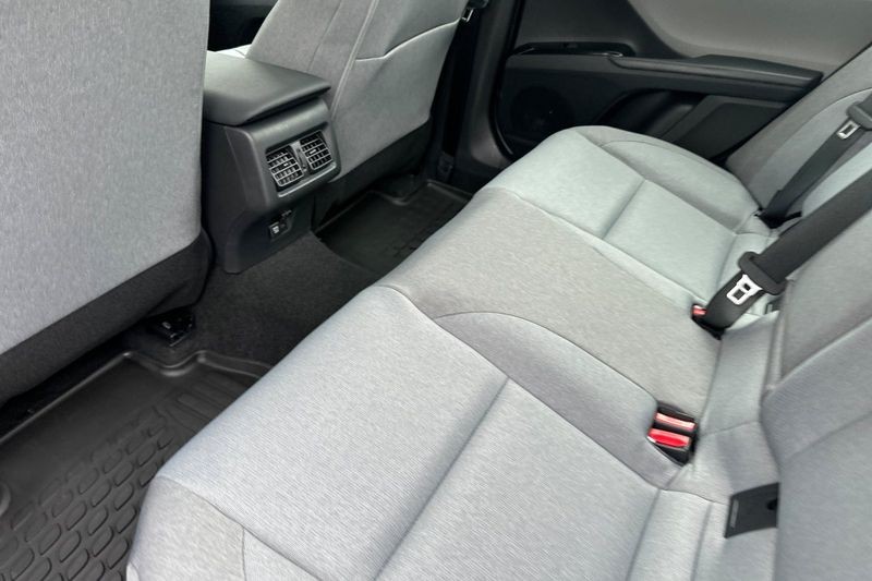 Toyota Camry Vehicle Full-screen Gallery Image 10