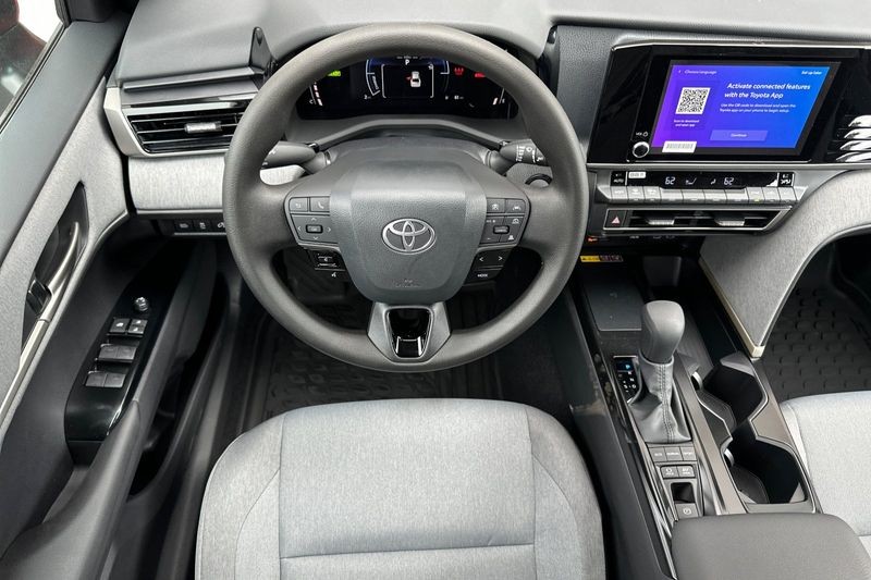 Toyota Camry Vehicle Full-screen Gallery Image 12