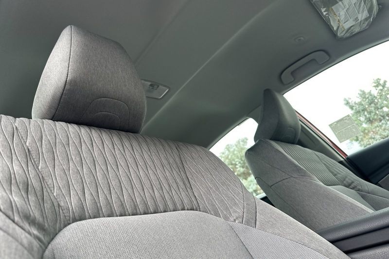 Toyota Camry Vehicle Full-screen Gallery Image 14