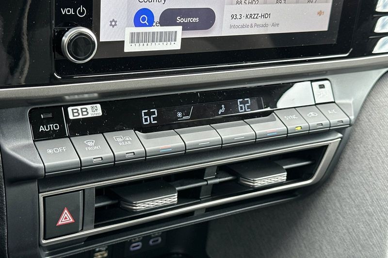 Toyota Camry Vehicle Full-screen Gallery Image 17