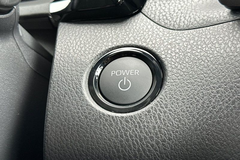 Toyota Camry Vehicle Full-screen Gallery Image 19