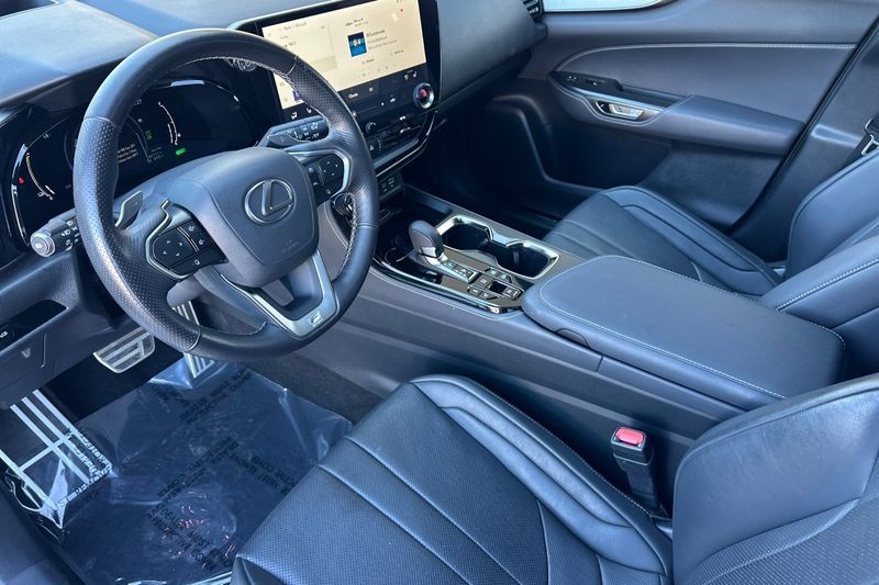 Lexus NX Vehicle Full-screen Gallery Image 10