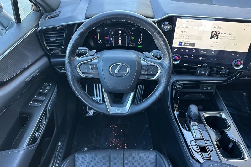 Lexus NX Vehicle Full-screen Gallery Image 14