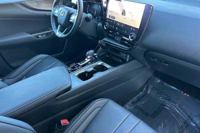 Lexus NX Vehicle Full-screen Gallery Image 16