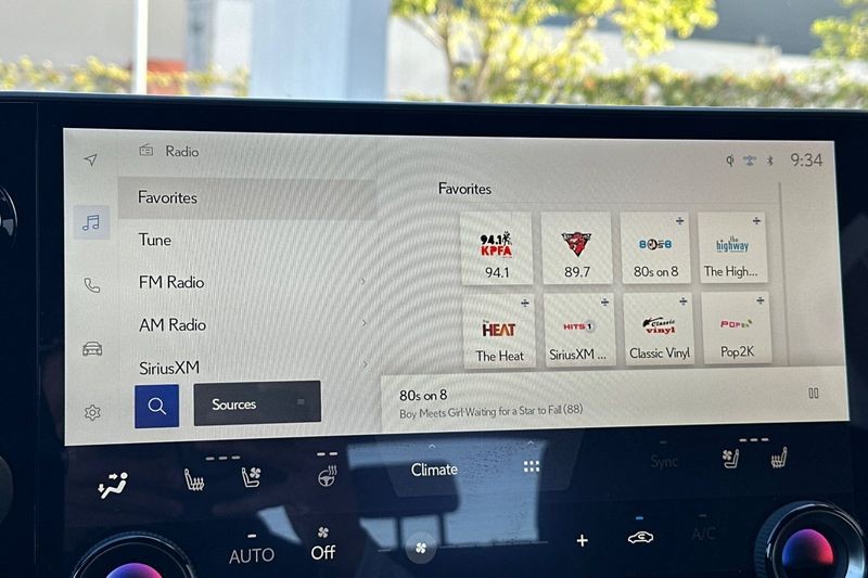 Lexus NX Vehicle Full-screen Gallery Image 18