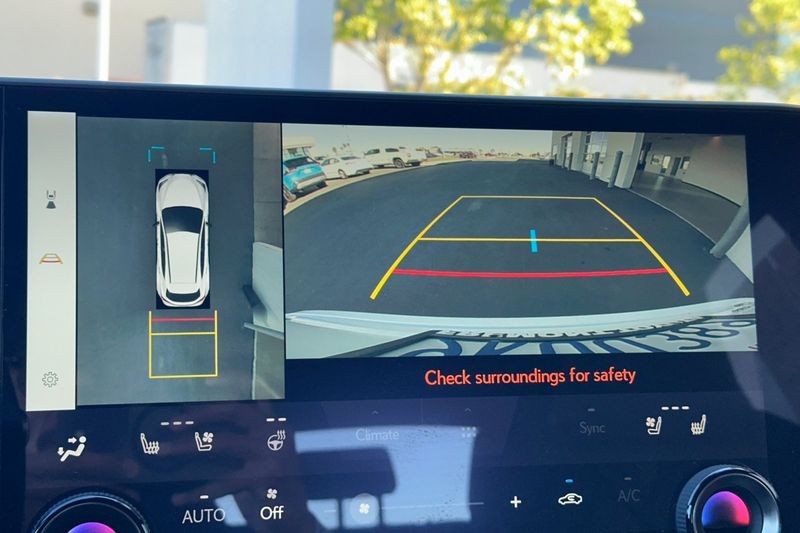 Lexus NX Vehicle Full-screen Gallery Image 20