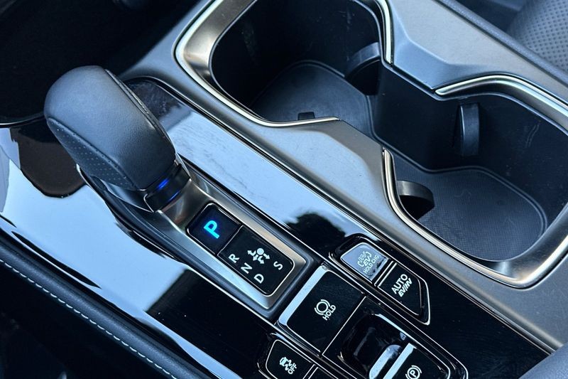 Lexus NX Vehicle Full-screen Gallery Image 22