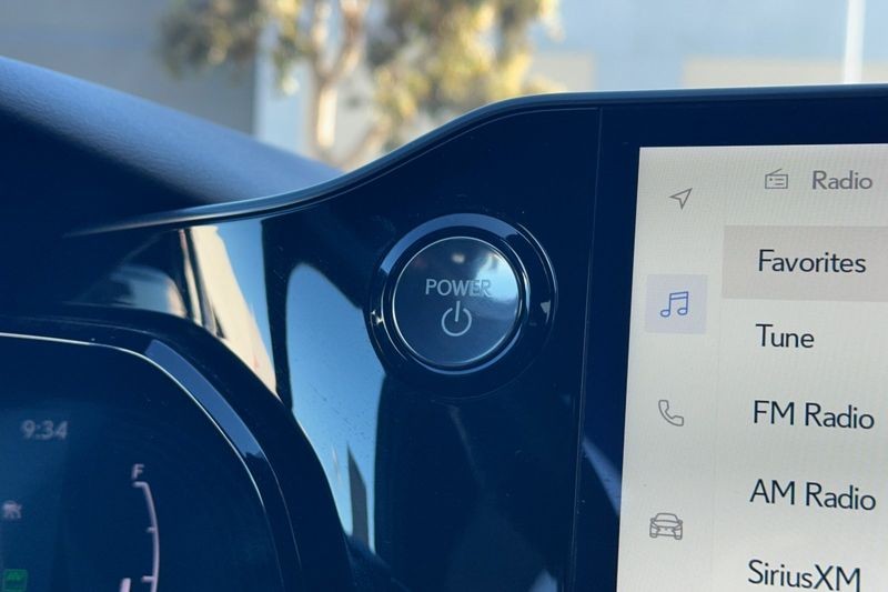 Lexus NX Vehicle Full-screen Gallery Image 23