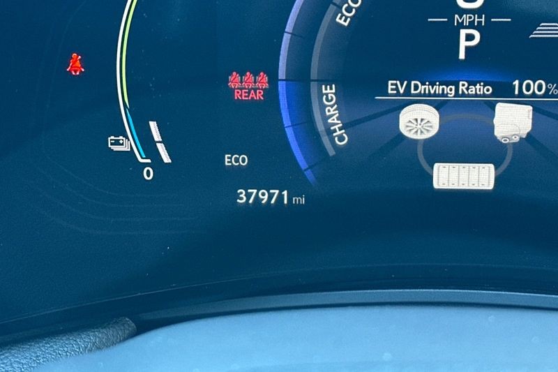 Lexus NX Vehicle Full-screen Gallery Image 26