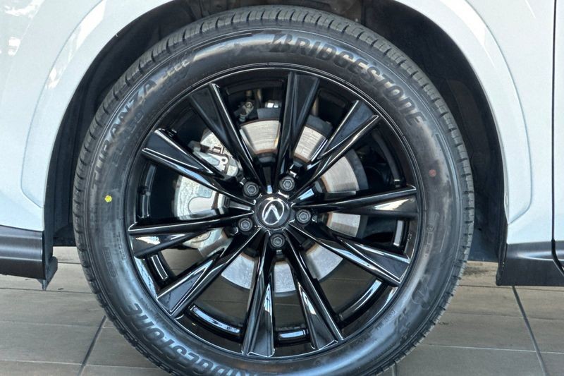 Lexus NX Vehicle Full-screen Gallery Image 27