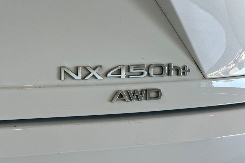 Lexus NX Vehicle Full-screen Gallery Image 28