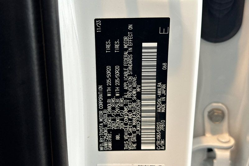 Lexus NX Vehicle Full-screen Gallery Image 30