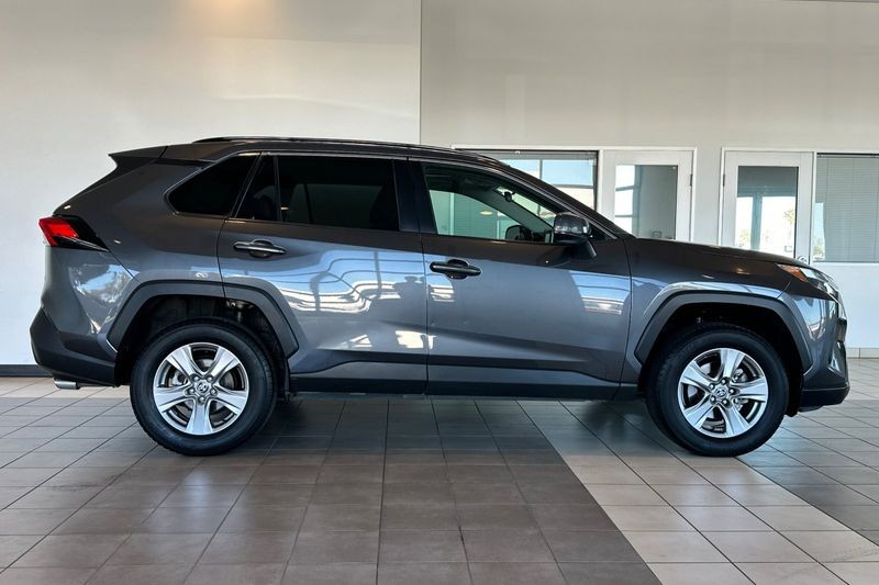 Toyota RAV4 Vehicle Full-screen Gallery Image 03