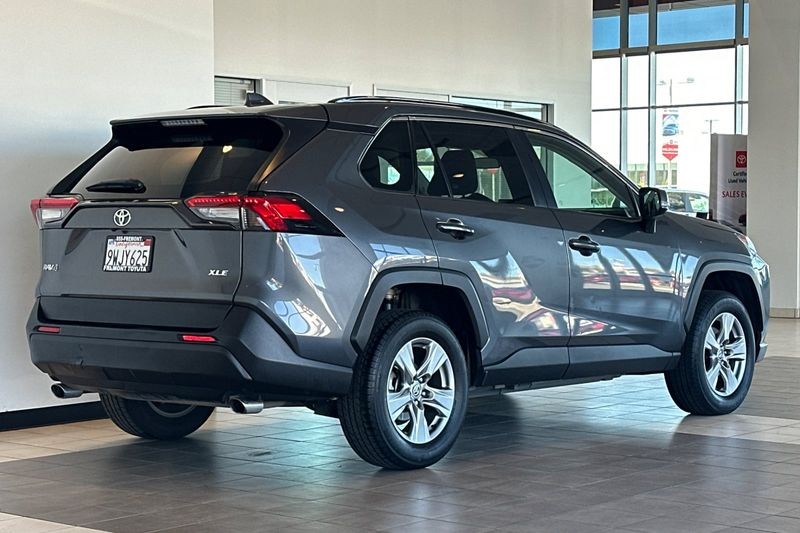 Toyota RAV4 Vehicle Full-screen Gallery Image 04