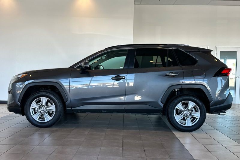 Toyota RAV4 Vehicle Full-screen Gallery Image 07