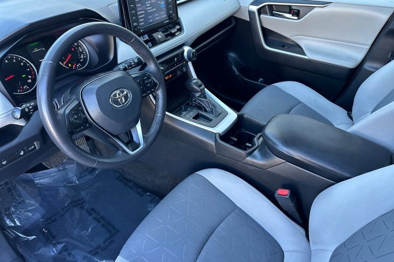 Toyota RAV4 Vehicle Full-screen Gallery Image 10