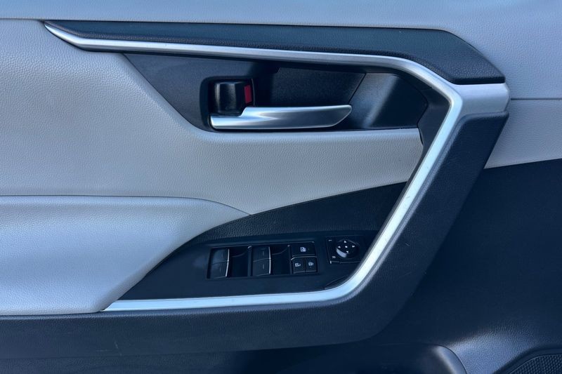 Toyota RAV4 Vehicle Full-screen Gallery Image 11