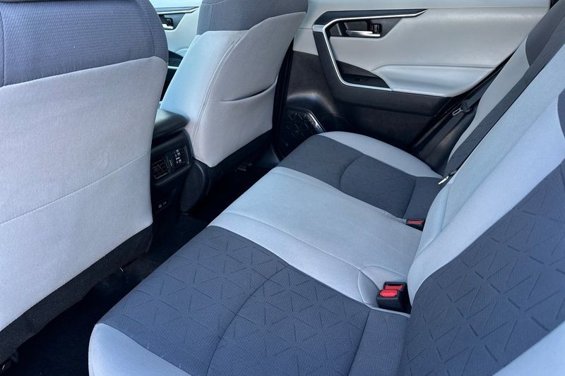 Toyota RAV4 Vehicle Full-screen Gallery Image 12