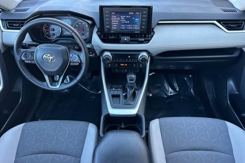 Toyota RAV4 Vehicle Full-screen Gallery Image 13