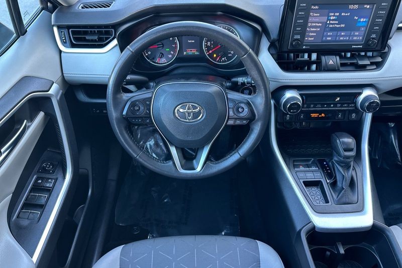 Toyota RAV4 Vehicle Full-screen Gallery Image 14