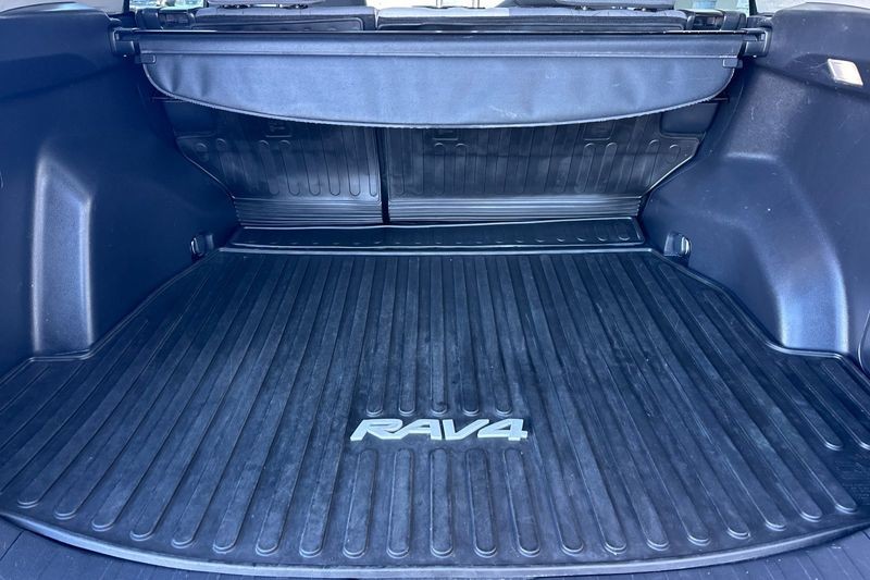 Toyota RAV4 Vehicle Full-screen Gallery Image 15