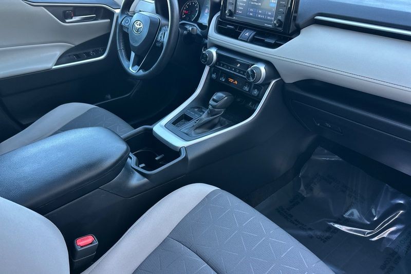 Toyota RAV4 Vehicle Full-screen Gallery Image 16