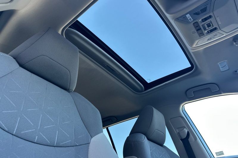 Toyota RAV4 Vehicle Full-screen Gallery Image 17