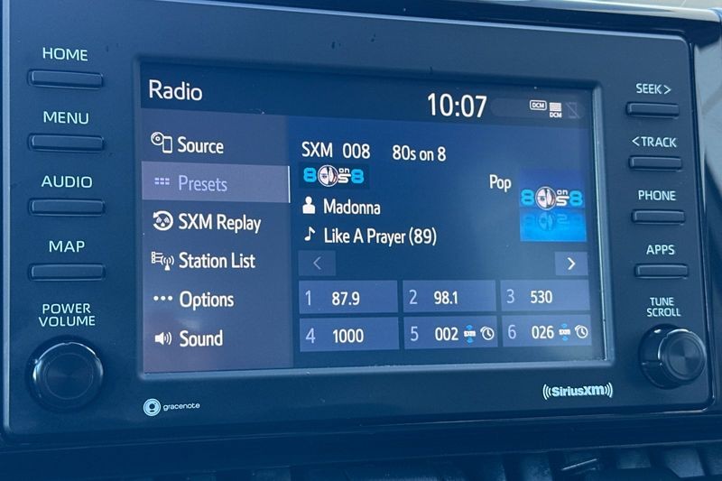 Toyota RAV4 Vehicle Full-screen Gallery Image 18