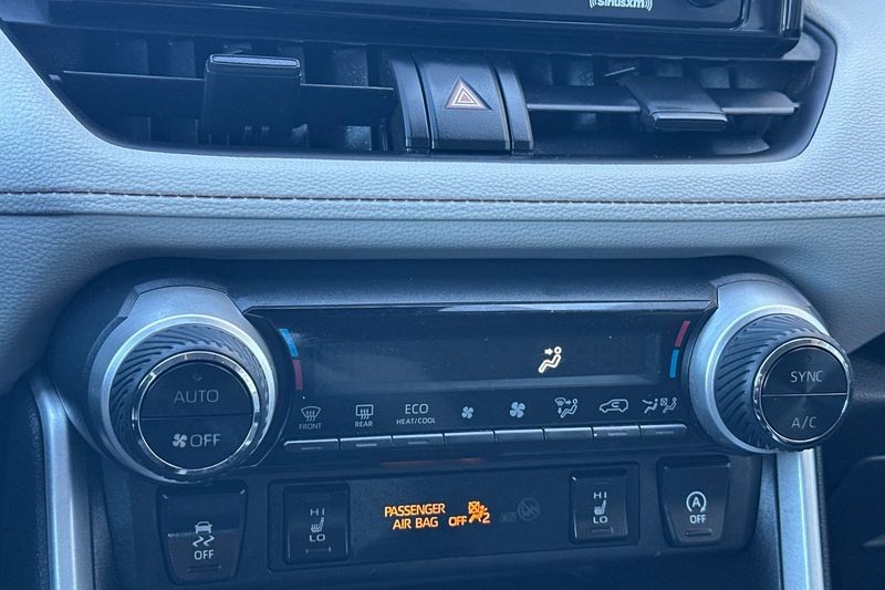 Toyota RAV4 Vehicle Full-screen Gallery Image 20