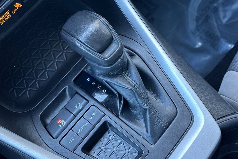 Toyota RAV4 Vehicle Full-screen Gallery Image 21