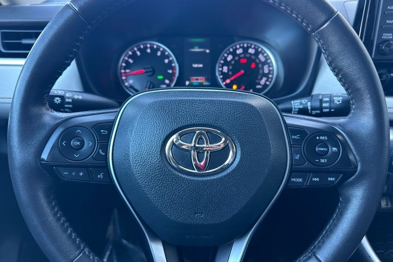 Toyota RAV4 Vehicle Full-screen Gallery Image 23