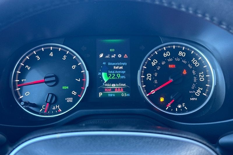 Toyota RAV4 Vehicle Full-screen Gallery Image 24