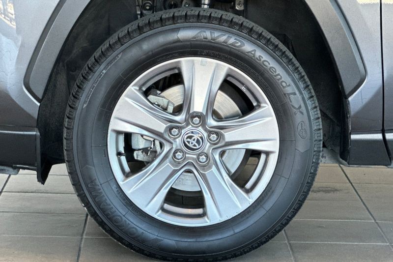 Toyota RAV4 Vehicle Full-screen Gallery Image 26