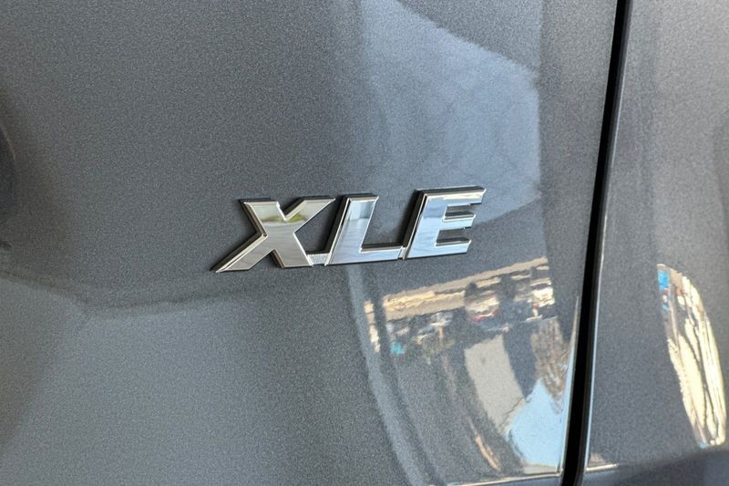 Toyota RAV4 Vehicle Full-screen Gallery Image 27