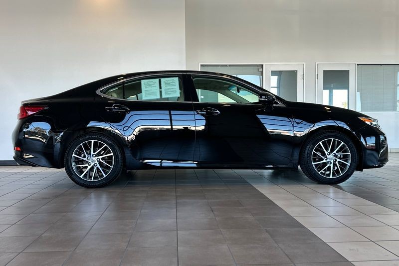 Lexus ES 350 Vehicle Full-screen Gallery Image 03