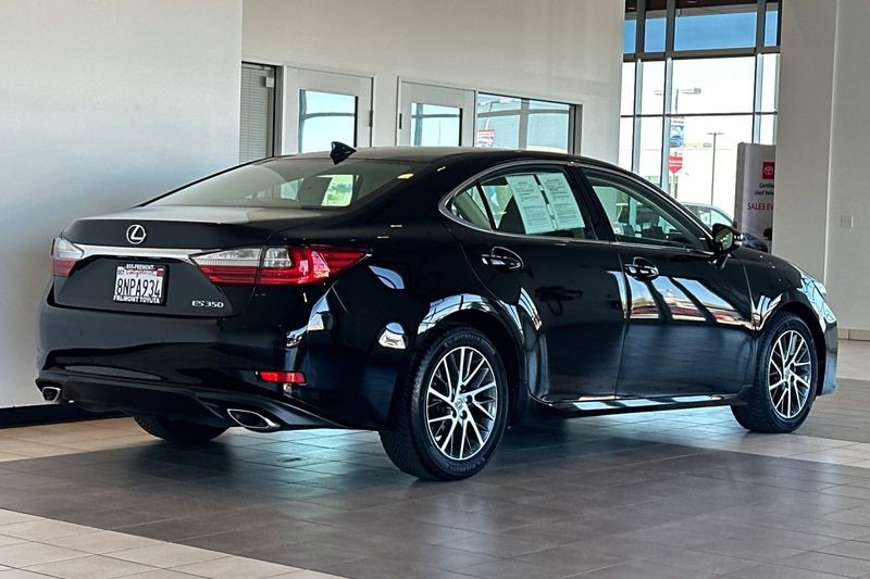 Lexus ES 350 Vehicle Full-screen Gallery Image 04