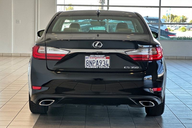 Lexus ES 350 Vehicle Full-screen Gallery Image 05