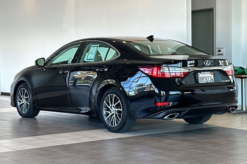 Lexus ES 350 Vehicle Full-screen Gallery Image 06