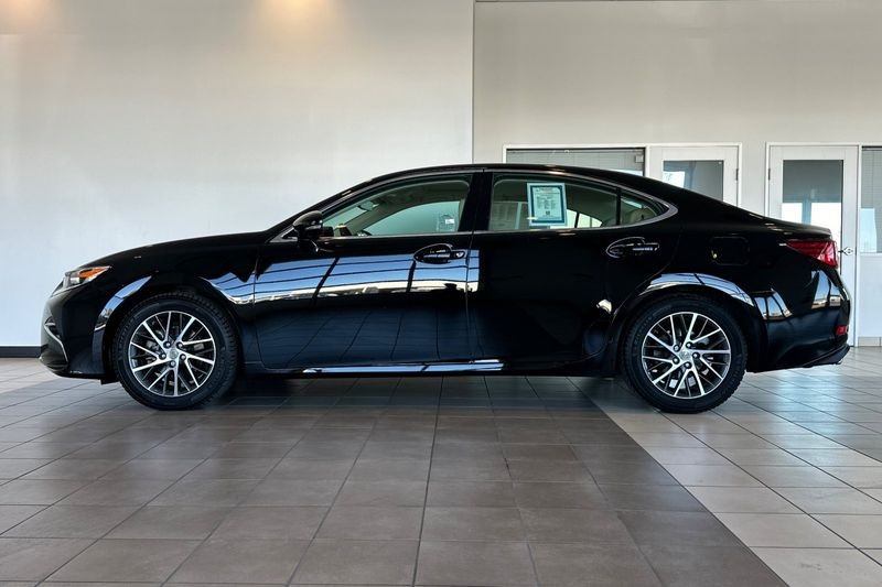 Lexus ES 350 Vehicle Full-screen Gallery Image 07