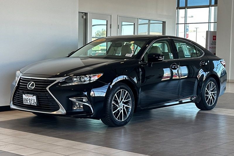 Lexus ES 350 Vehicle Full-screen Gallery Image 08