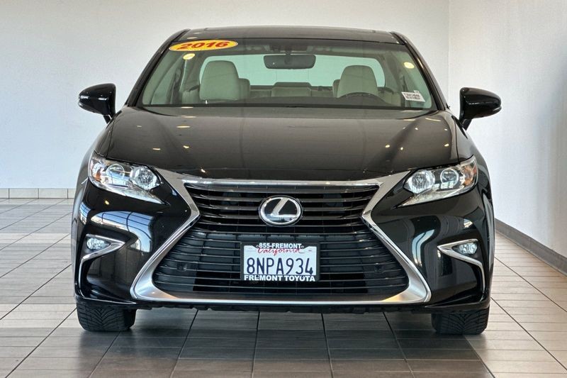 Lexus ES 350 Vehicle Full-screen Gallery Image 09