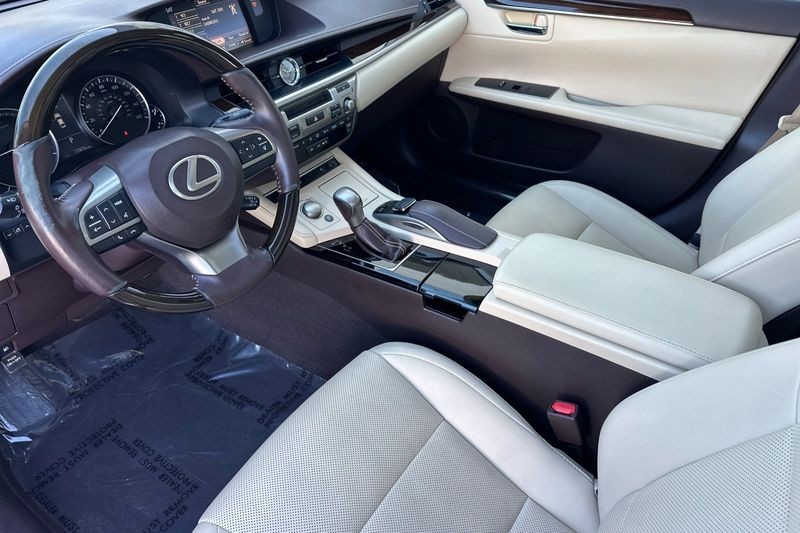 Lexus ES 350 Vehicle Full-screen Gallery Image 10