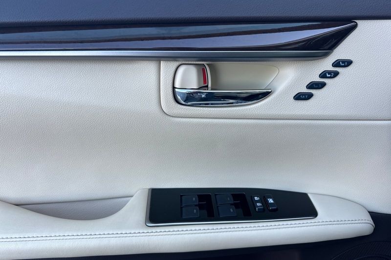 Lexus ES 350 Vehicle Full-screen Gallery Image 11