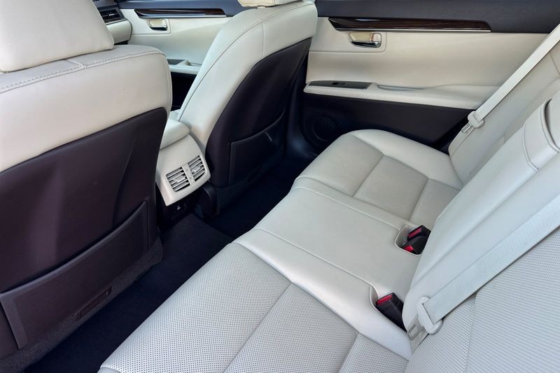 Lexus ES 350 Vehicle Full-screen Gallery Image 12