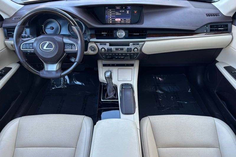 Lexus ES 350 Vehicle Full-screen Gallery Image 13