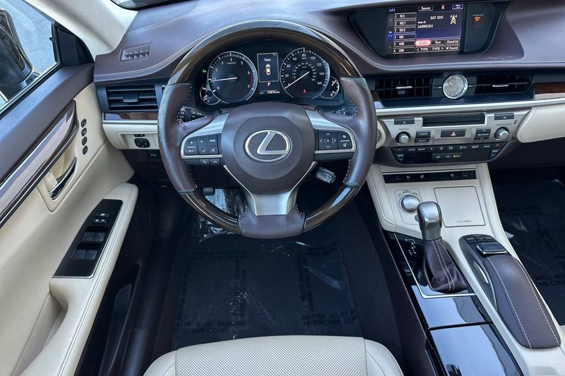 Lexus ES 350 Vehicle Full-screen Gallery Image 14