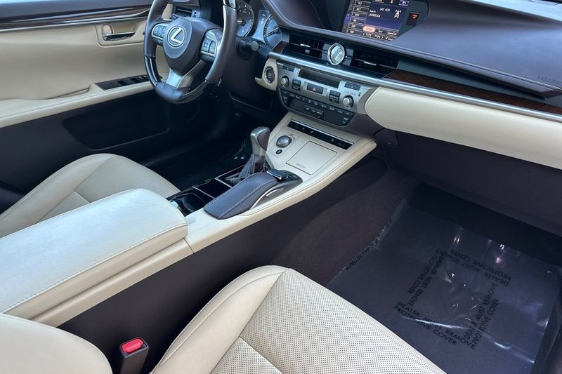 Lexus ES 350 Vehicle Full-screen Gallery Image 15