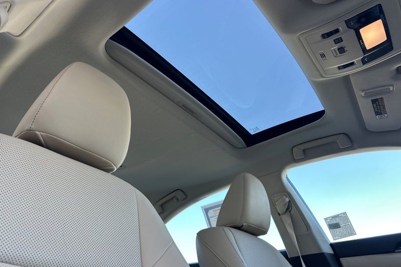 Lexus ES 350 Vehicle Full-screen Gallery Image 16