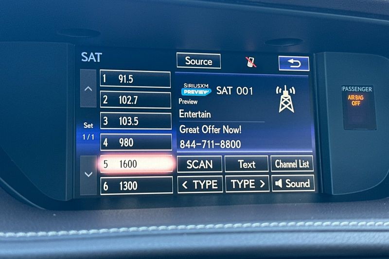 Lexus ES 350 Vehicle Full-screen Gallery Image 17