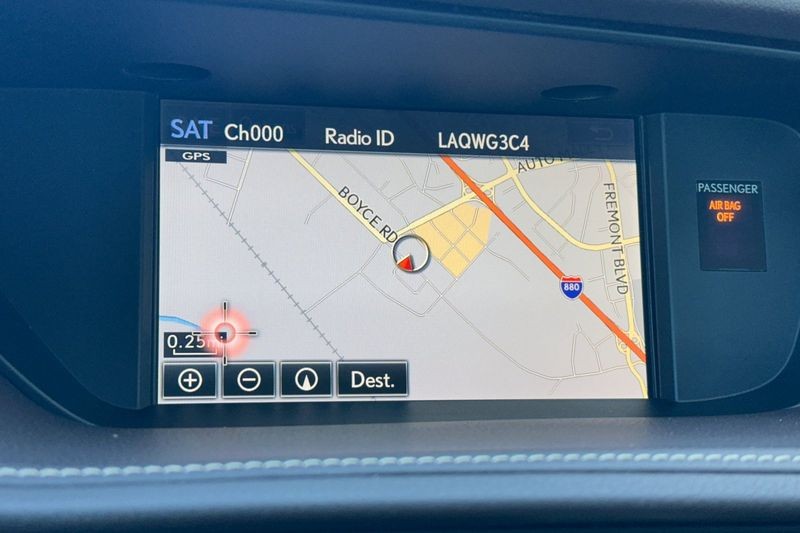 Lexus ES 350 Vehicle Full-screen Gallery Image 18